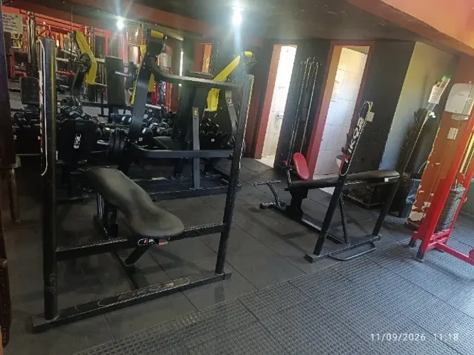 Mesas de supino reto e inclinado