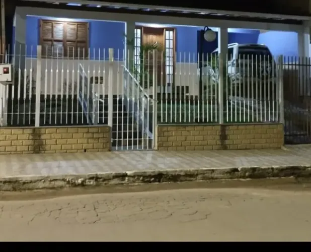 VENDO CASA CENTRO DE SENADOR COTES-MG; 03 QUARTOS, uma suite e área de de chuarrasco.