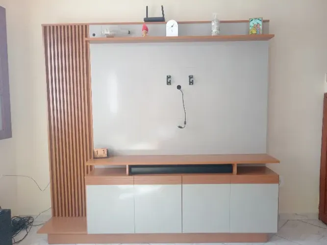 Estante Home Theater para TV com Painel Embutido, Ripado e LED - Excelente Estado