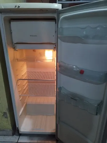 Vendo geladeira eletrolux,usada super conservada e funcionamento excelente