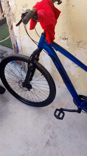 Bicicleta aro 29 azul, 2º dono, marcha pega 2 velocidades, pronta para usar. Ótima!