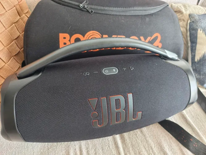 Vendo ou TROCO BOOMBOX 3 USADA MUITO POUCO SEM MARCAS DE USO
