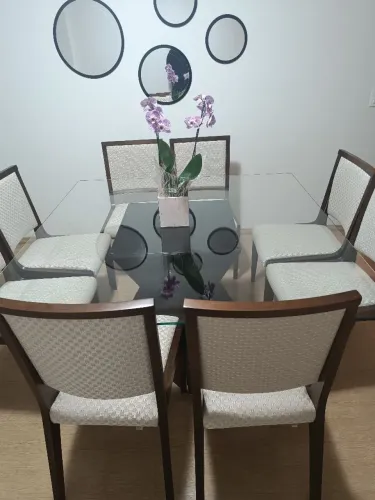 Mesa de jantar de vidro com 8 cadeiras