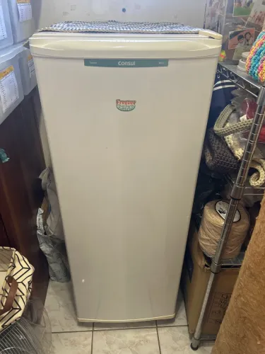 Freezer vertical Consul 220W, em excelente estado. 