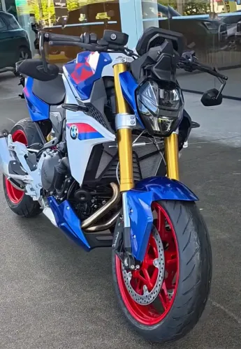 BMW F900R Plus Racing Blue