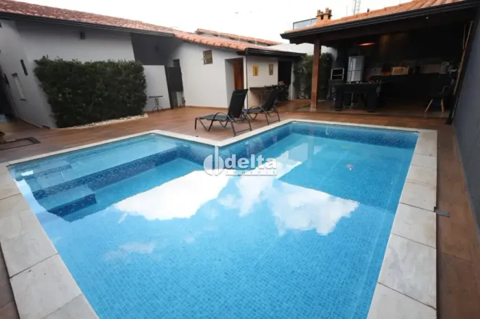 Casa com 3 quartos sendo 2 suítes disponível para venda no bairro Cidade Jardim em Uberlân
