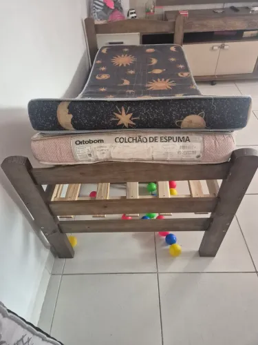 Cama solteiro madeira com 2 colchões