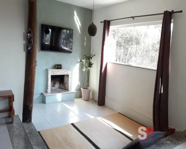 Casa ampla open space, na Serra da Cantareira, com árvores frutíferas e flores, churrasque