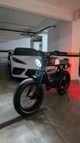 Bicicleta elétrica estilo café racer