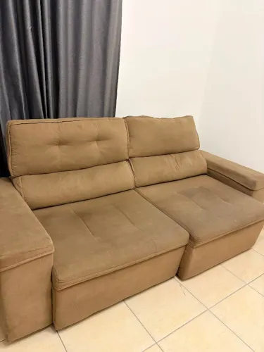 Ótimo sofá retrátil, com 2 lugares, tamanho 2.50 por 1.30, confortável, cor bege.