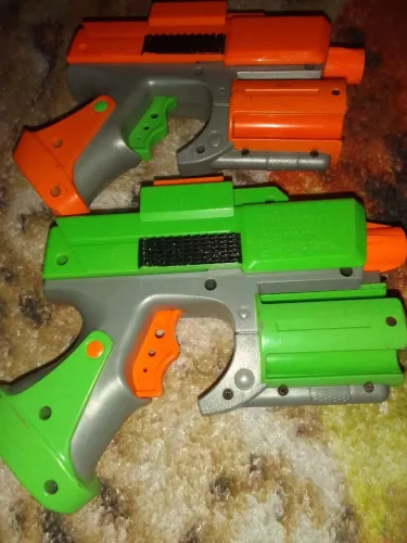 Três pistolas Nerf em bom estado de conservação manuseio