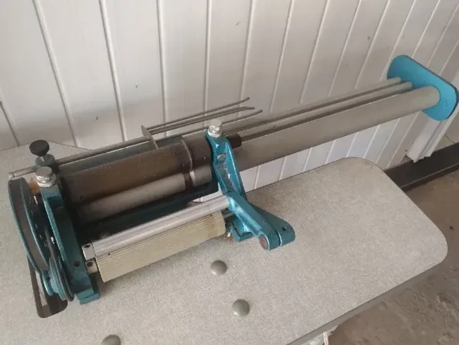 Máquina de cortar viés com mesa