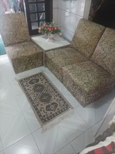 Conjunto de sofá modulado com 03 poltronas e uma mesinha