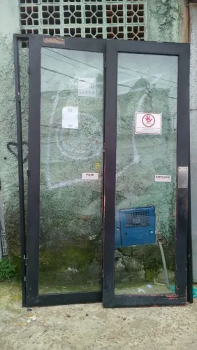 Porta alumínio com batente 1,60 largura 2,40 altura