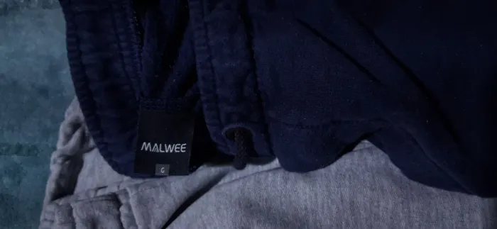 Calças  moletom G malwee 1 cinza ,a outra azul escuro. 