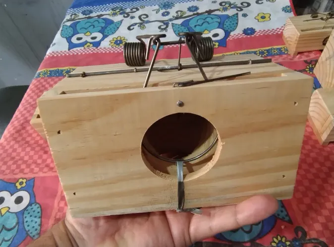 Vendo Ratoeira de madeira e Metal para o controle de Ratos médios e grandes e Ratazanas.