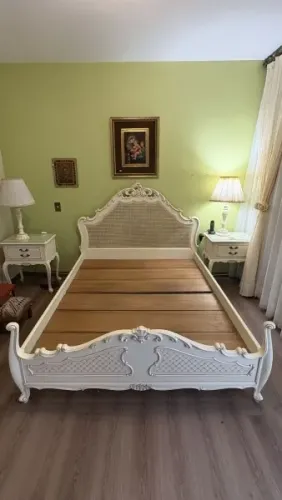 Cama de casal em madeira nobre laqueada provençal