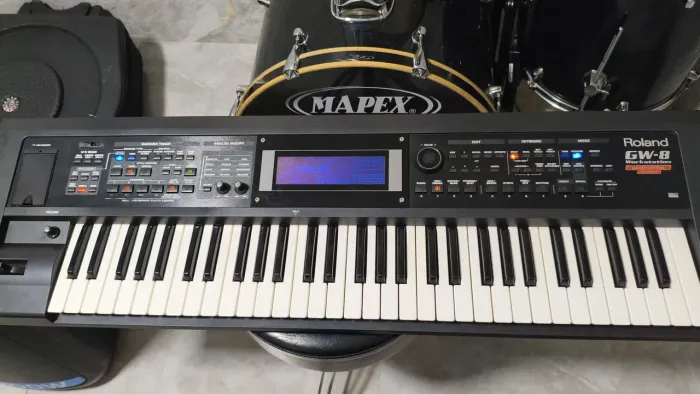 Teclado Roland semi-novo GW-8