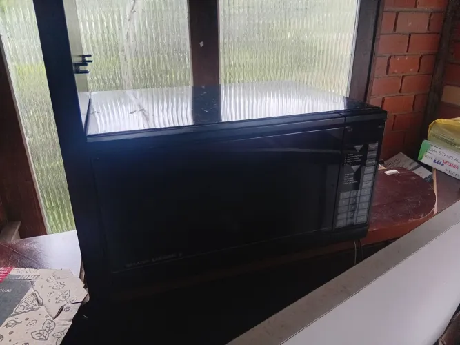 Micro-ondas com defeito, venda para retirada de peças ou conserto.