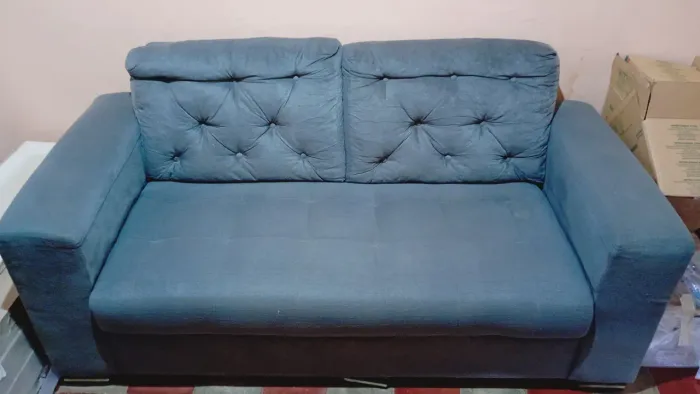 Sofá para até 3 lugares tecido suede - Bem conservado
