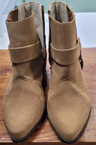 Bota da marca Moleca, cano curto, camurça marrom, estilo country rural