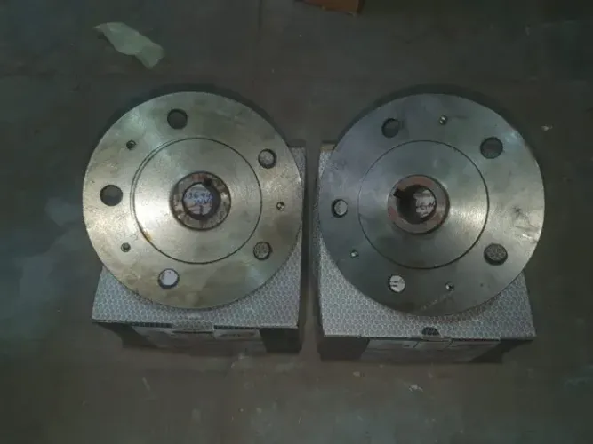 2 Cubos de roda traseira chavetado Willys 