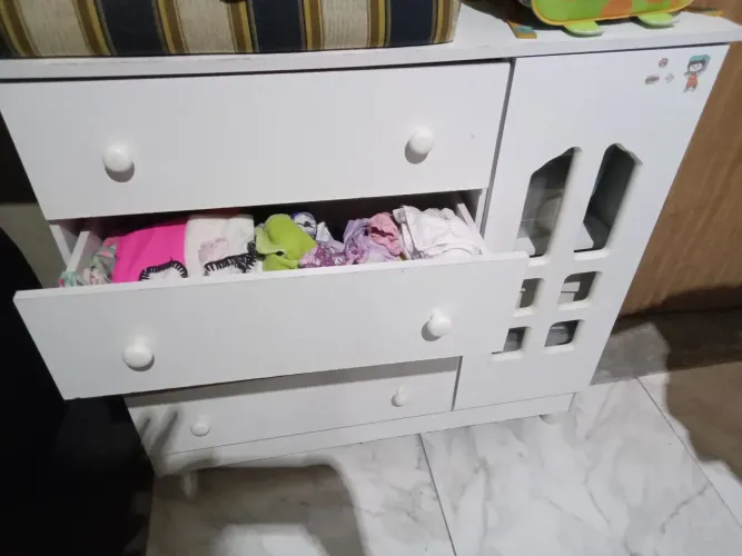 Cômoda infantil branca em mdf.