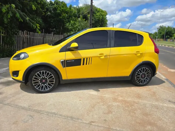 Compro  Palio Sporting amarelo 2015