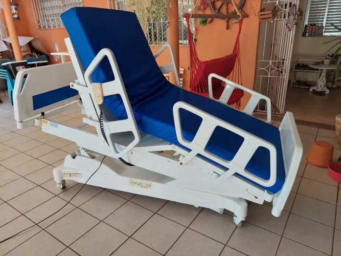 Cama hospitalar para acamados.