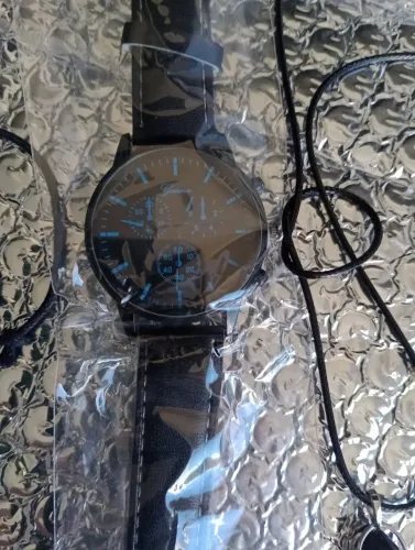 Relogio preto com ponterio azul pulseira de couro e pingente