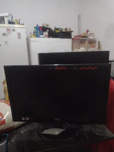 Vendo 4 munitores com CPU e teclado e mouse