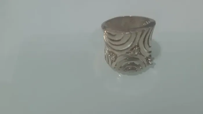 Anel em prata 925 design banda larga estrutural e pedras  Globe Ring aro 16