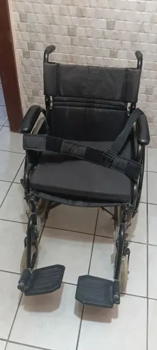 Cadeira de roda super marca da Dellamed