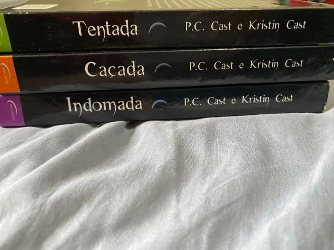 Livros Série House of Night - Livro 4 Indomada, Livro 5 Caçada e Livro 6 Tentada