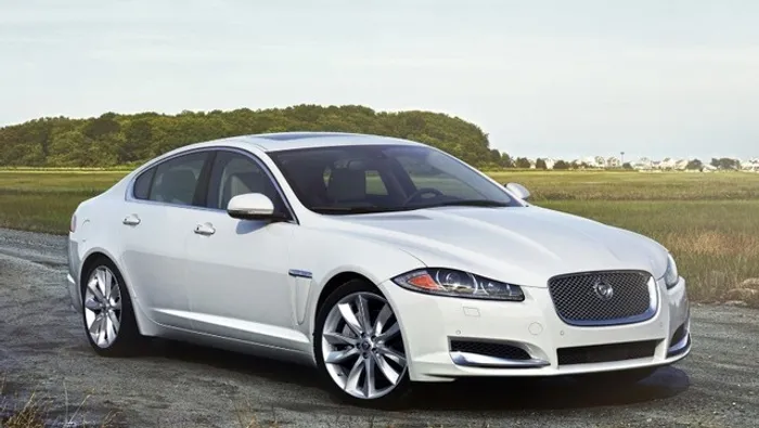 Spoiler lado direito Jaguar XF 2016