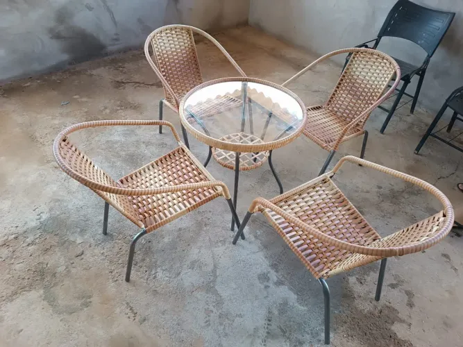 Conjunto decadeiras e mesa.