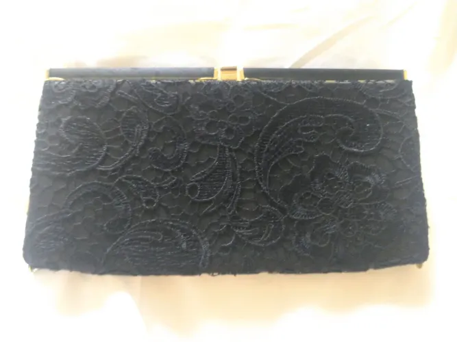clutch preta e dourada com renda
