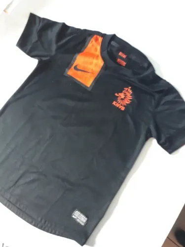 Camisa Infantil Masc. da Seleção da Holanda - Tamanho P-Preta - seminova em ótimo estado
