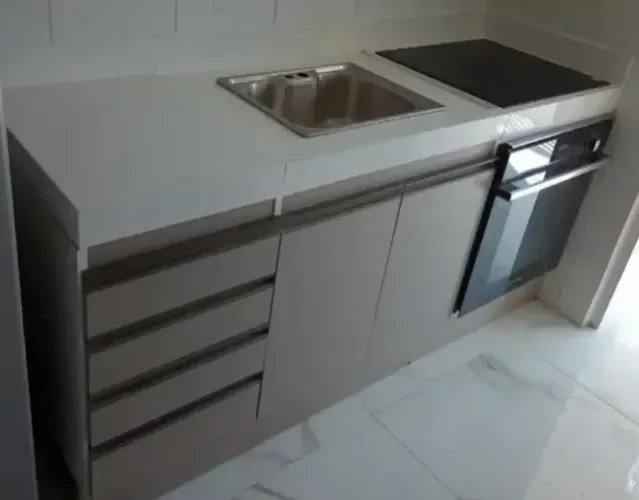 Pias, cozinha em porcelanato