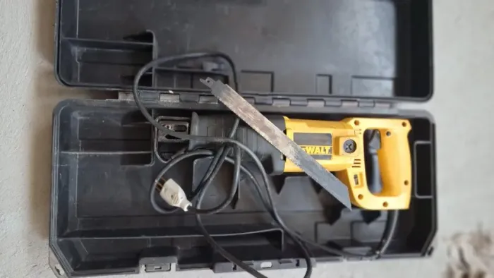 Serra Sabre Velocidade Variável 1000W DEWALT