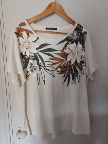 Camiseta bege com estampa floral