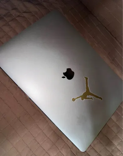  Apple MacBook Pro 2018 15.6" - Core i7 | Radeon PRO | 16GB DDR4 | TouchBar | 256GB SSD