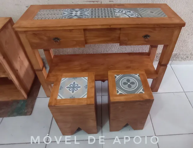Conjunto Mesa de Apoio com 2 Blanquetas em Madeira