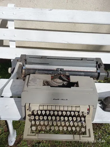 Máquina de escrever e grampeador 
