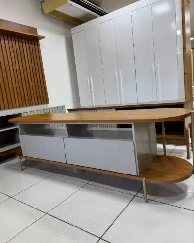 Rack Bancada Mônaco 2.0 - Design Ripado Sofisticado para TV até 70? em Cinamomo/Off White