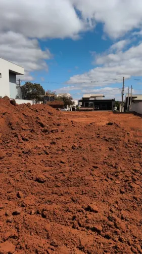 Terra limpa para nivelar terreno