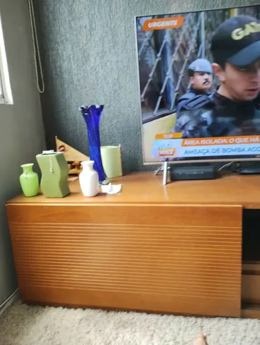 Vendo esse lindo rack de madeira maciça 