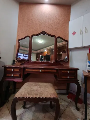 Penteadeira Clássica em Madeira Maciça com Espelho Triplo e Banqueta