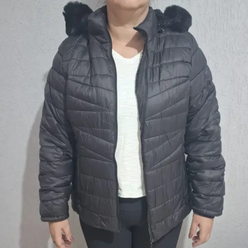 Jaqueta Puffer cores diversas com Capuz de Pelúcia