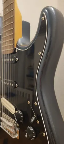 Guitarra Squier Stratocaster regulada + bag + acessórios